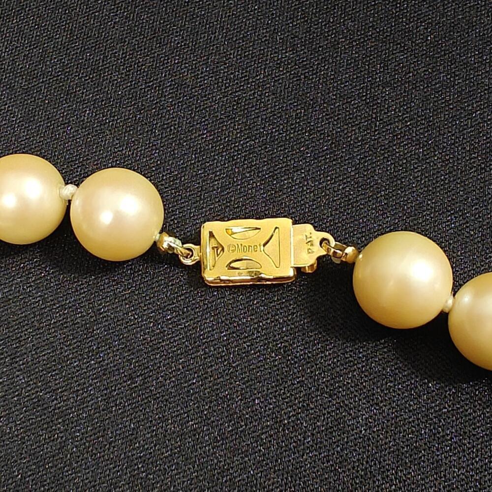 Vintage Signed Monet 17” Faux Pearl Necklace Chunky 10 mm Box Clasp Classic - Picture 6 of 6